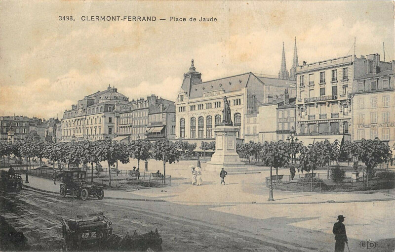 Carte postale ancienne Clermont Ferrand Place De Jaude à Clermont-Ferrand