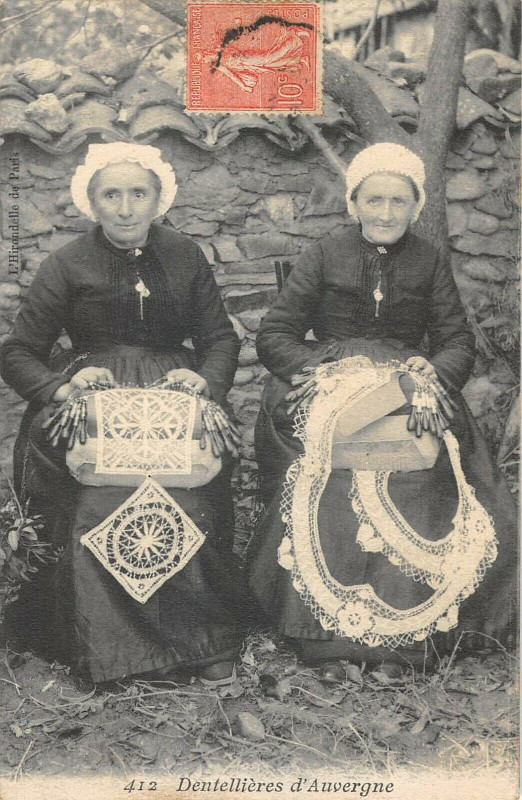 Carte postale ancienne Dentellieres D'Auvergne
