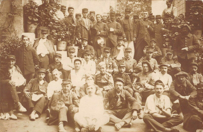 Carte postale ancienne Vichy Carte Photo Hopital Militaire Blesses De Guerre ( Voir Verso à Vichy
