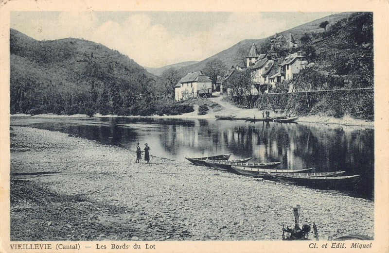 Carte postale ancienne Vieillevie Les Bords Du Lot à Vieillevie