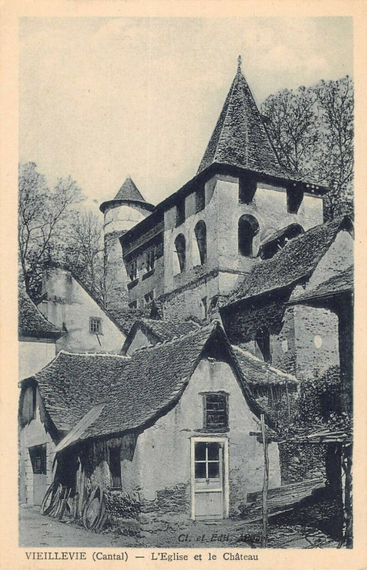Carte postale ancienne Vieillevie L'Eglise Et Le Chateau à Vieillevie