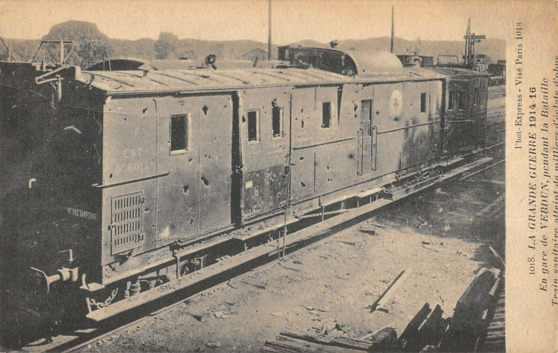Carte postale ancienne En Gare De Verdun Pendant La Bataille Le Train Sanitaire Atteint De Milli à Verdun