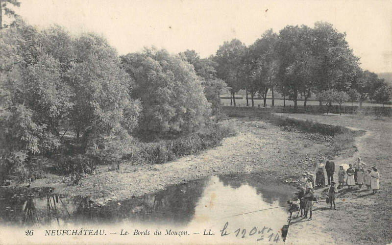 Carte postale ancienne Neufchateau Le Bords Du Mouzon