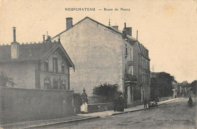 Carte postale ancienne Neufchateau Route De Nancy