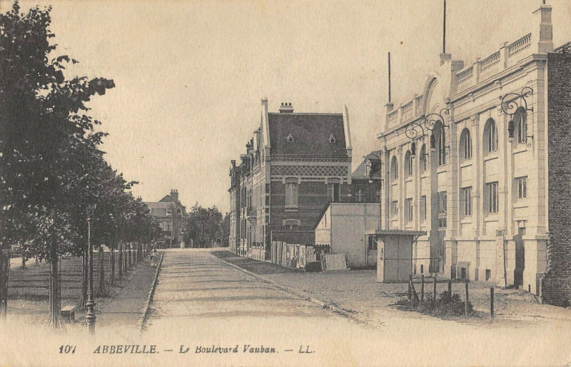 Carte postale ancienne Abbeville Le Boulevard Vauban à Abbeville
