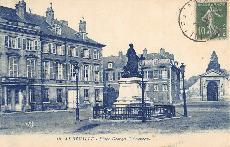 Carte postale ancienne Abbeville Place Georges Clemenceau à Abbeville