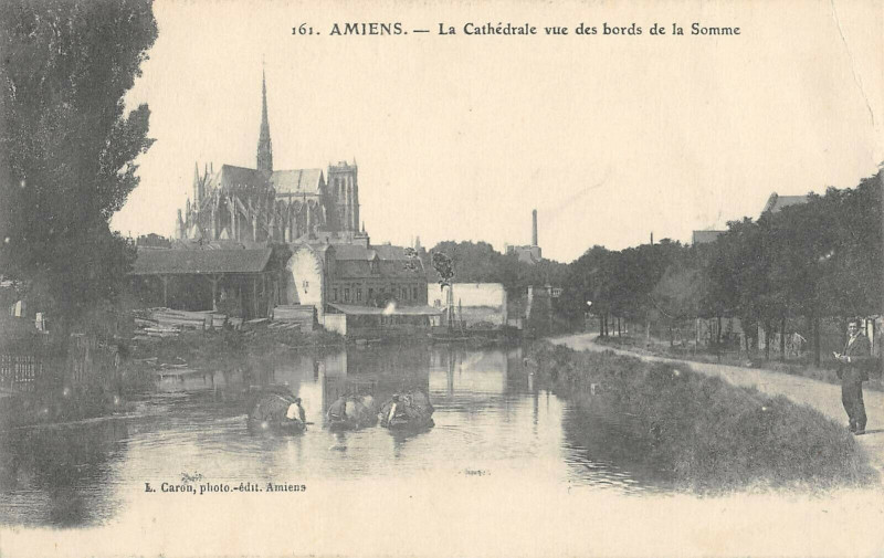 Carte postale ancienne Amiens La Cathedrale Vue Des Bords De La Somme à Amiens