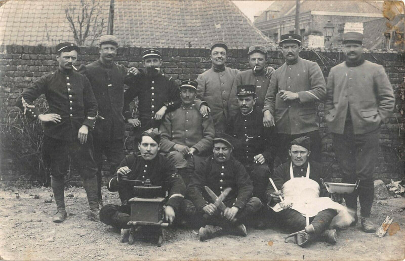 Carte postale ancienne Noeux Les Mines Carte Photo Situee Au Verso Avec Des Poilus à Noeux-les-Mines