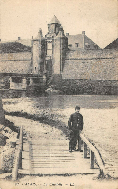 Carte postale ancienne Calais La Citadelle à Calais