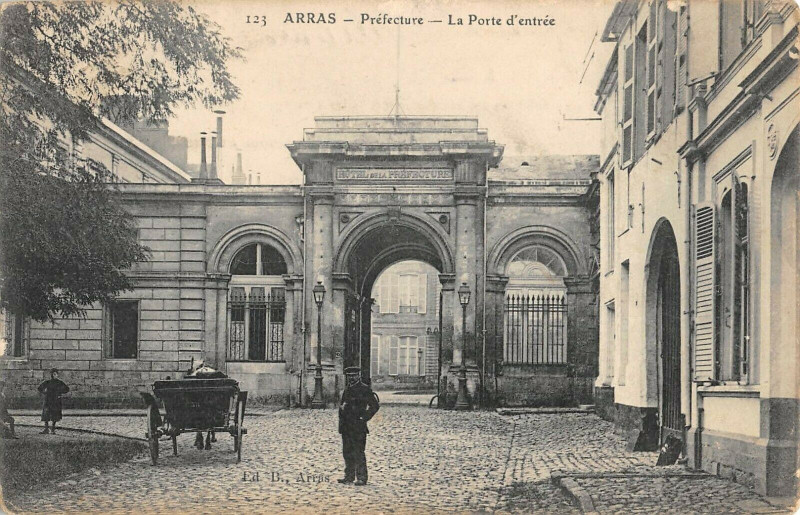Carte postale ancienne Arras Prefecture Porte D'Entree à Arras