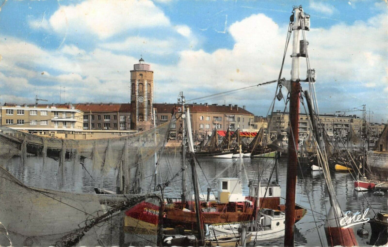 Carte postale ancienne Dunquerque La Cale Des Pecheurs Et Le Leughe Naer