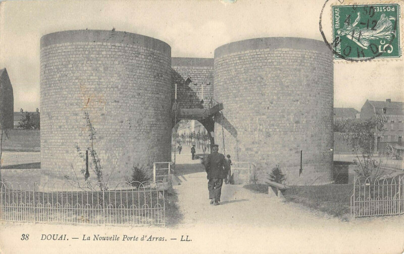 Carte postale ancienne Douai La Nouvelle Porte D'Arras à Douai