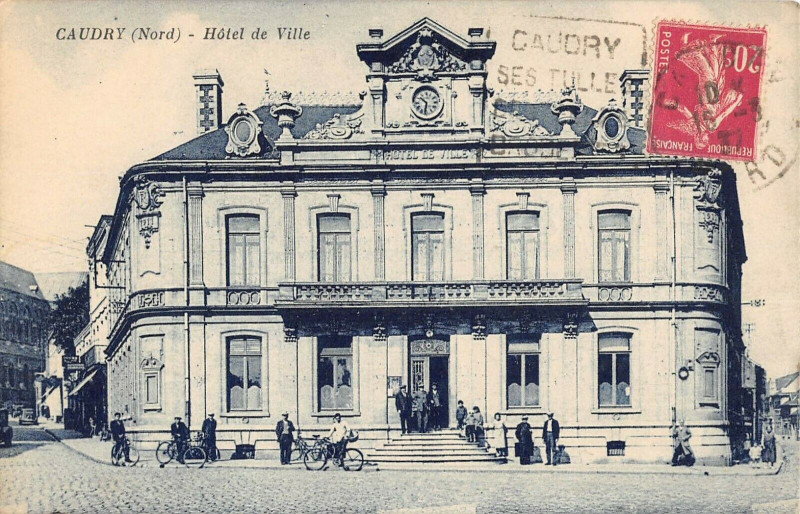 Carte postale ancienne Caudry Hotel De Ville à Caudry