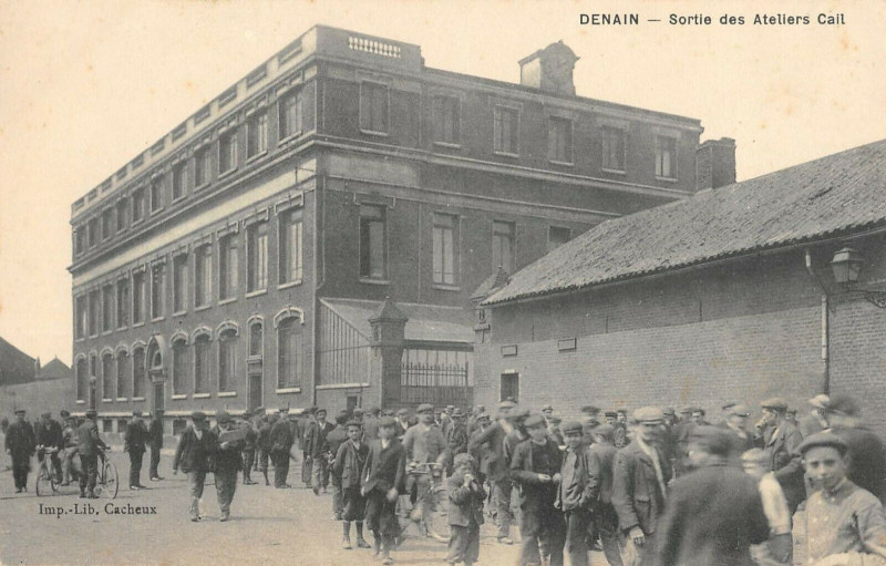 Carte postale ancienne Denain Sortie Des Ateliers Cail à Denain