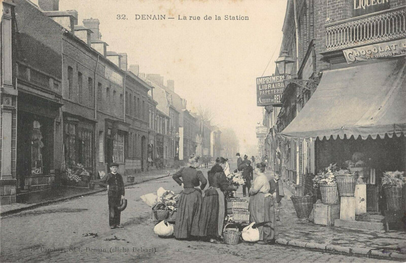 Carte postale ancienne Denain La Rue De La Station à Denain