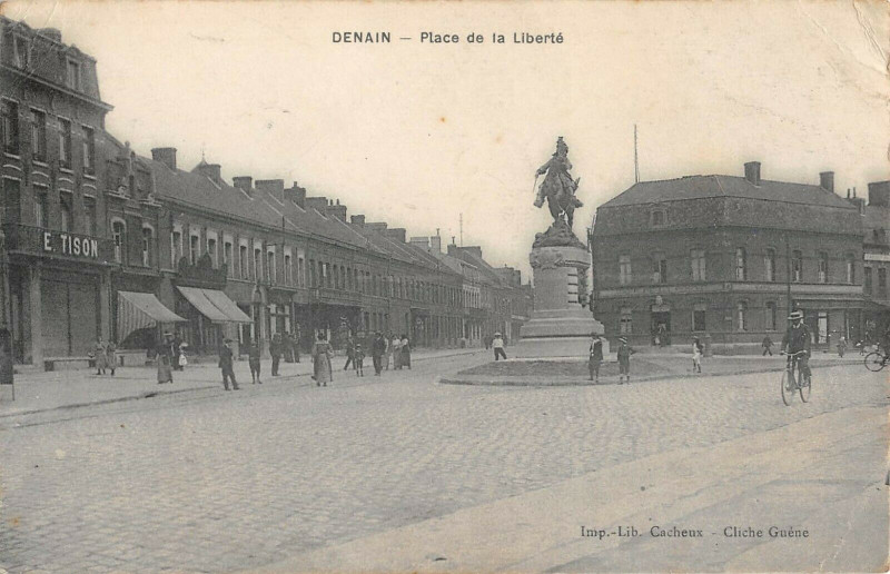 Carte postale ancienne Denain Place De La Liberte à Denain