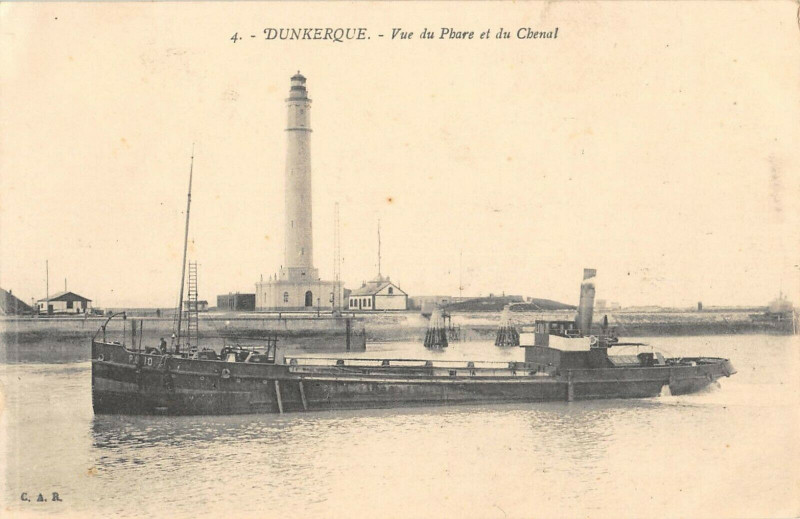 Carte postale ancienne Dunkerque Vue Du Phare Et Du Chenal à Dunkerque