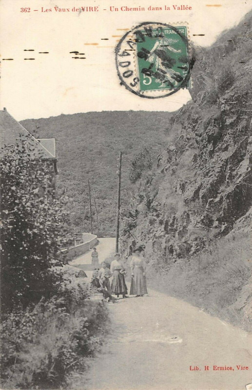 Carte postale ancienne Les Vaux De Vire Un Chemin Dans La Vallee