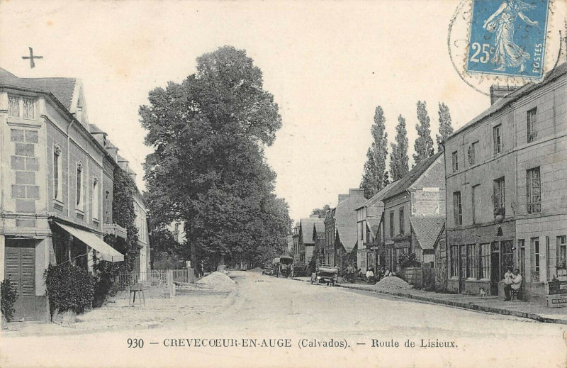 Carte postale ancienne Crevecoeur En Auge Route De Lisieux à Lisieux