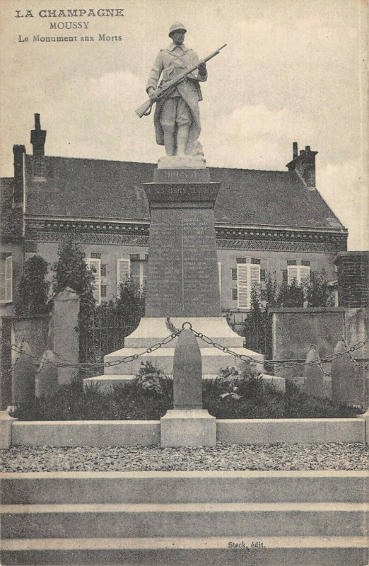 Carte postale ancienne Moussy Monument Aux Morts à Moussy
