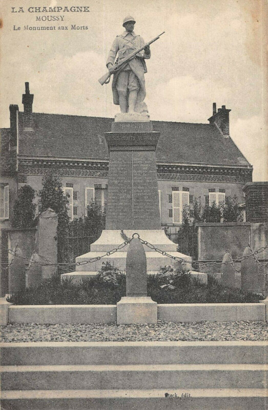 Carte postale ancienne Moussy Monument Aux Morts à Moussy