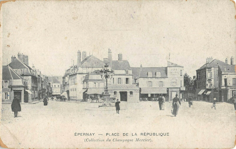 Carte postale ancienne Epernay Place De La Republique
