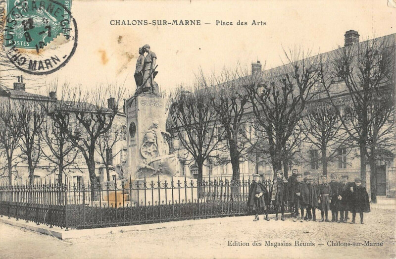 Carte postale ancienne Chalons Sur Marne Place Des Arts