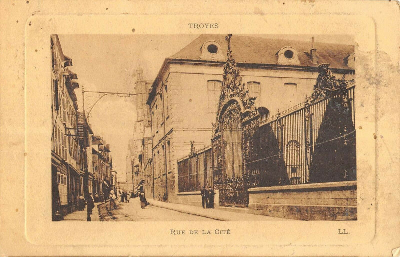 Carte postale ancienne Troyes Rue De La Cite à Troyes