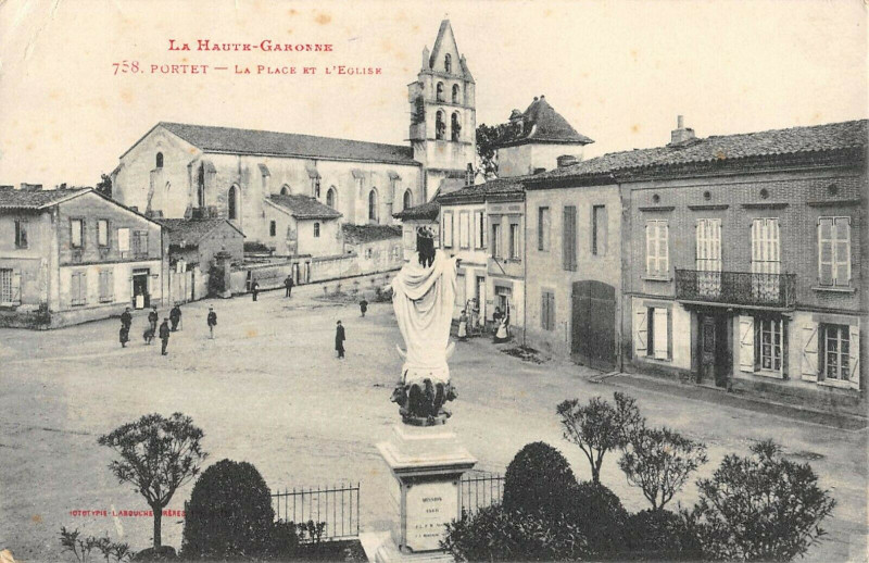 Carte postale ancienne Portet La Place Et L'Eglise