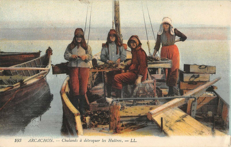 Carte postale ancienne Arcachon Chalands A Detroquer Les Huitres à Arcachon