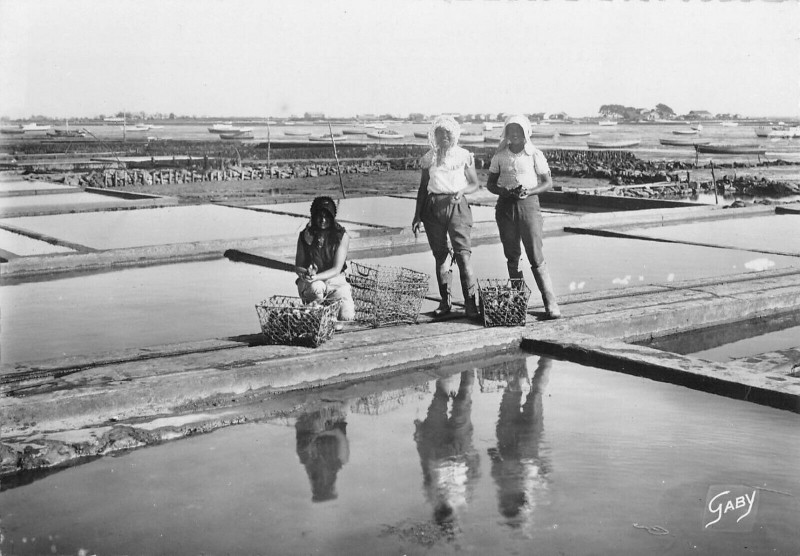 Carte postale ancienne Parcs A Huitres Pecheuses Dans Les Parcs Certainement Arcachon à Arcachon