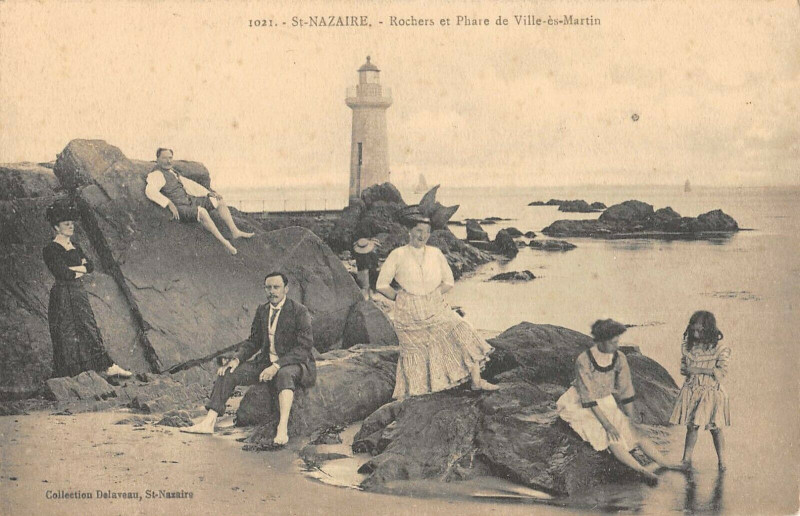 Carte postale ancienne Saint Nazaire Rochers Et Phare De Ville Es Martin à Saint-Nazaire