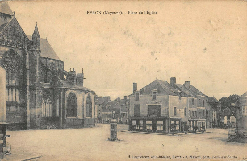 Carte postale ancienne Evron Place De L'Eglise