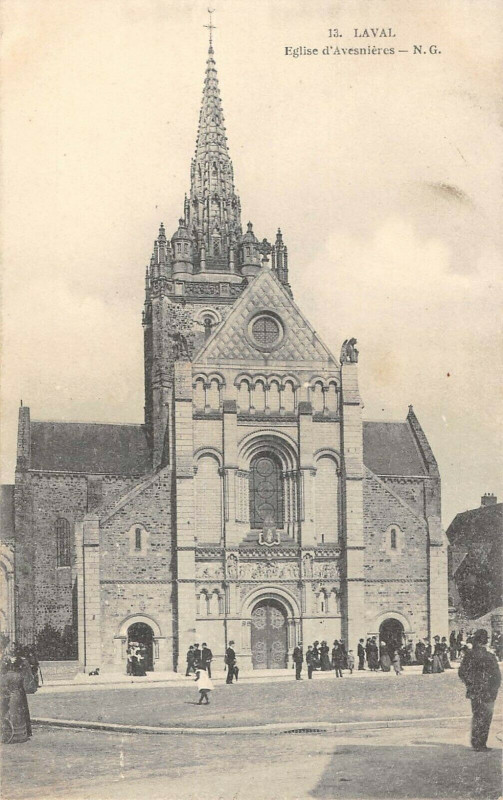 Carte postale ancienne Laval Eglise D'Avesnieres à Laval