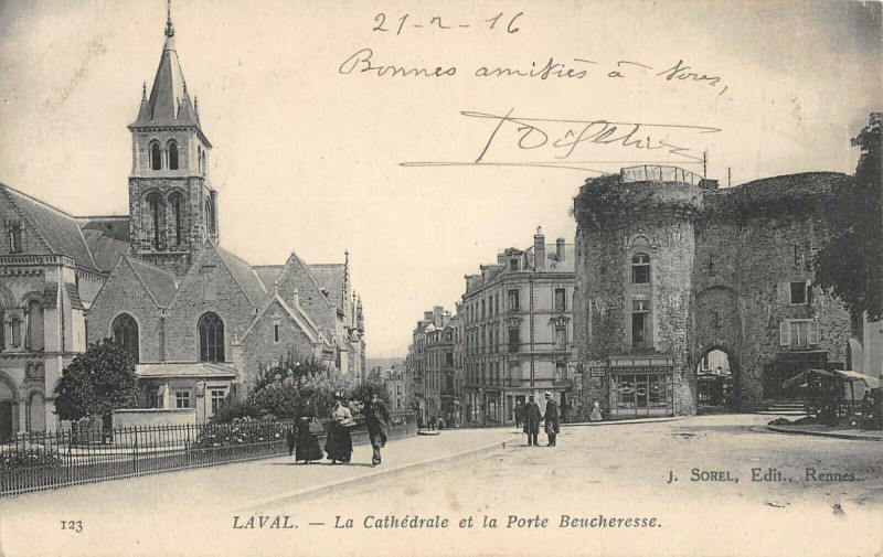 Carte postale ancienne Laval La Cathedrale Et La Porte Beucheresse à Laval
