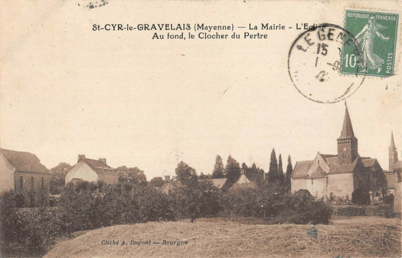 Carte postale ancienne Saint Cyr Le Gravelais La Mairie Eglise Au Fond Le Clocher Du Pretre à Saint-Cyr-le-Gravelais