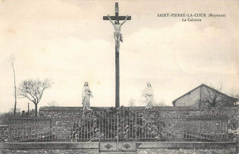 Carte postale ancienne Saint Pierre La Cour Le Calvaire à Saint-Pierre-la-Cour
