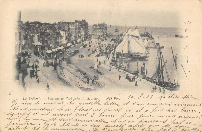 Carte postale ancienne Le Treport Vue Sur Le Port Prise Du Musoir