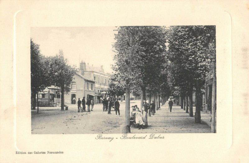 Carte postale ancienne Bernay Boulevard Dubus à Bernay