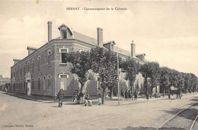 Carte postale ancienne Bernay Cantonnement De La Cidrerie à Bernay