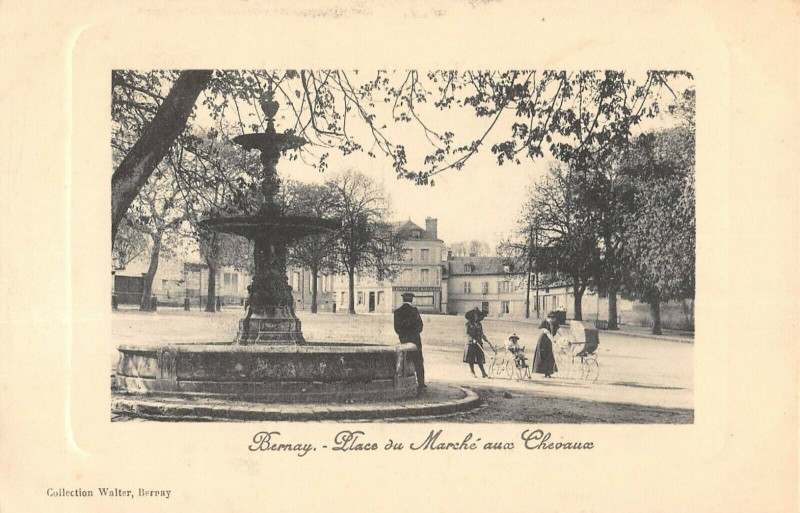 Carte postale ancienne Bernay Place Du Marche Aux Chevaux à Bernay