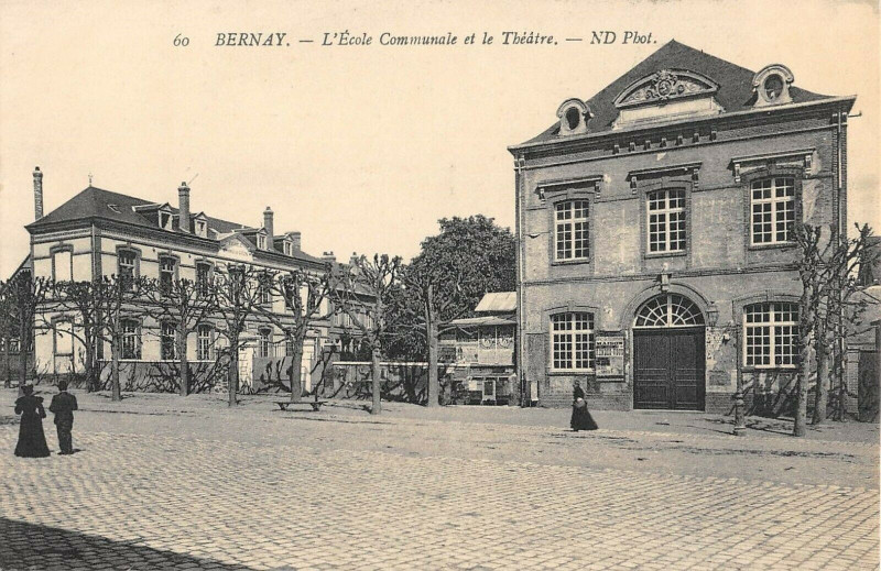 Carte postale ancienne Bernay L'Ecole Communale Et Theatre à Bernay