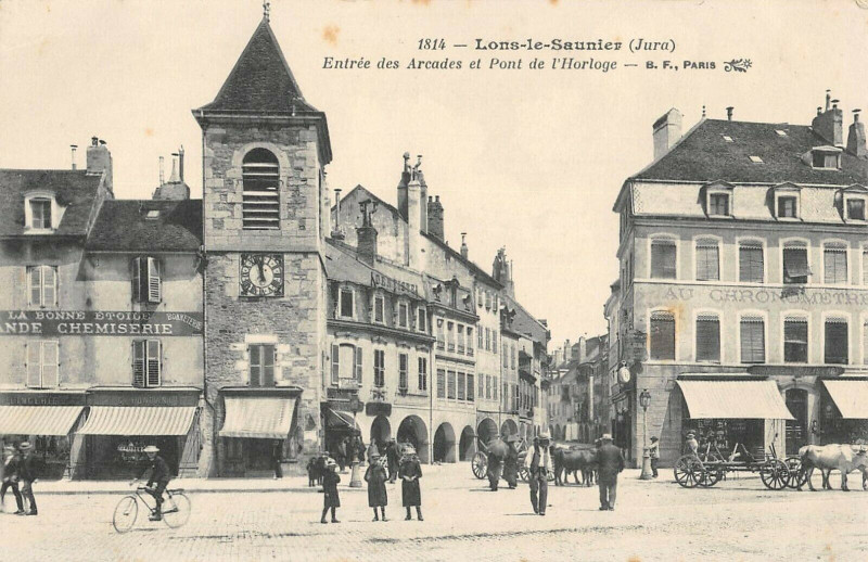 Carte postale ancienne Lons Le Saunier Entree Des Arcades Et Pont De L'Horloge à Lons-le-Saunier