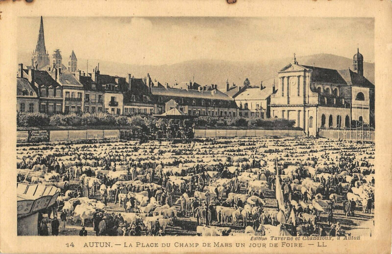 Carte postale ancienne Autun La Place Du Champ De Mars Un Jour De Foire