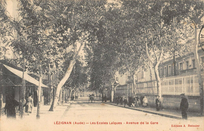 Carte postale ancienne Lezignan Les Ecoles Laiques Avenue De La Gare