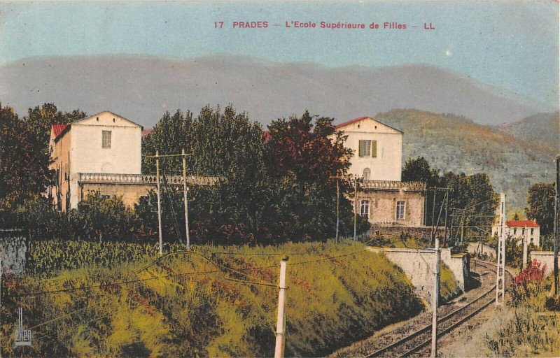 Carte postale ancienne Prades L'Ecole Superieure De Filles à Prades