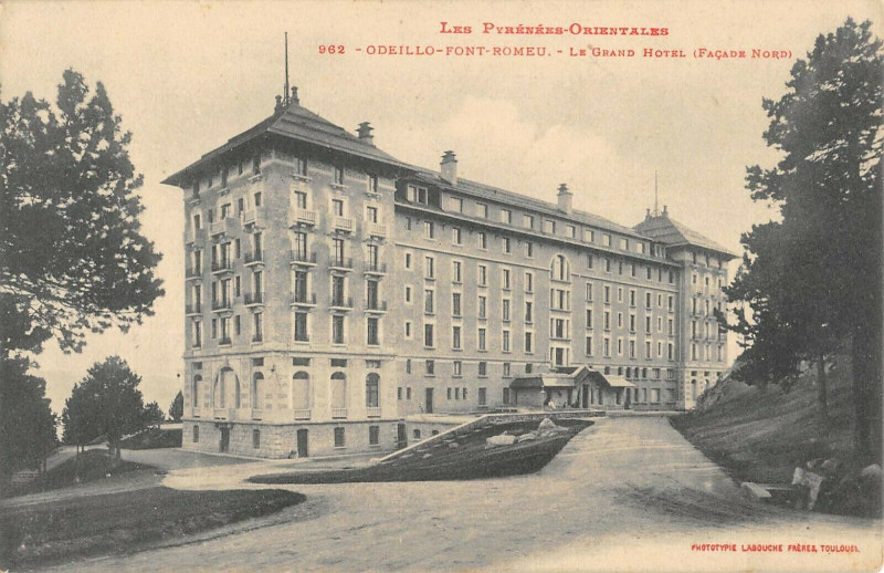 Carte postale ancienne Odeillo Font Romeu Le Grand Hotel Facade Nord à Llo