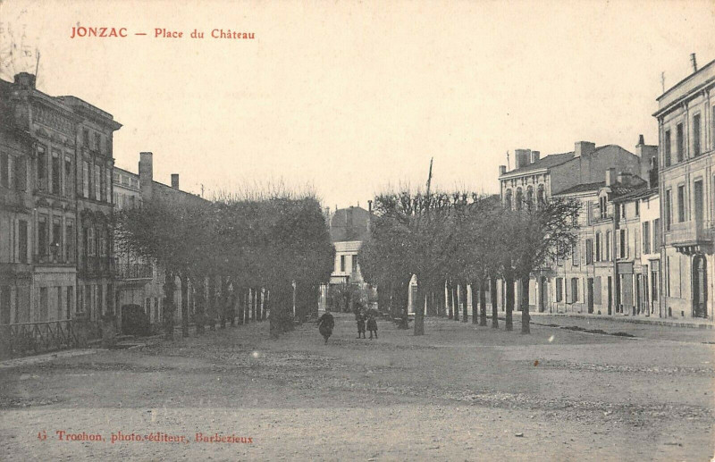 Carte postale ancienne Jonzac Place Du Chateau à Jonzac