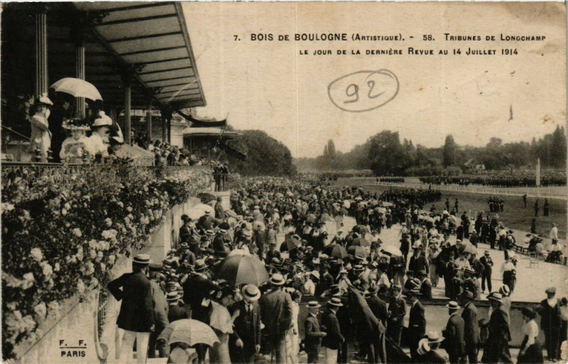 Carte postale ancienne Bois de Boulogne - Tribunes de Longchamp - Le jour de la dernière Revue au 14 Juillet 1914 à Paris 16e