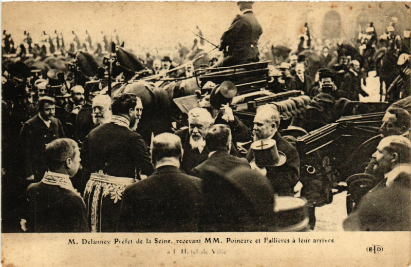 Carte postale ancienne M. Delanney Préfet de la Seine, recevant MM. Poincaré et Fallières à leur arrivée à l'Hôtel de Ville à Paris 4e